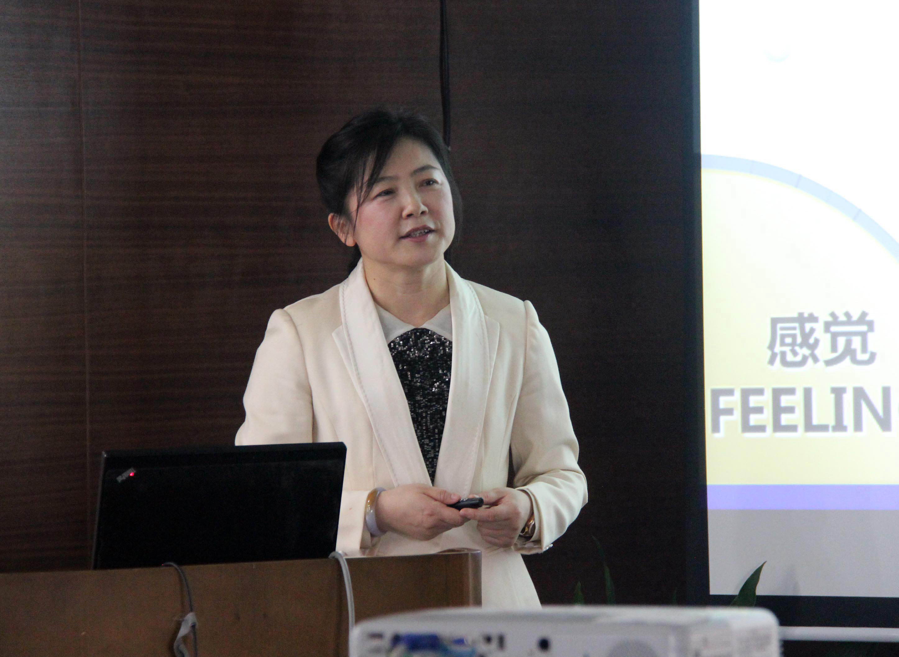 集團(tuán)營(yíng)銷知識(shí)培訓(xùn)成功舉辦     王翠霞總裁親自授課 