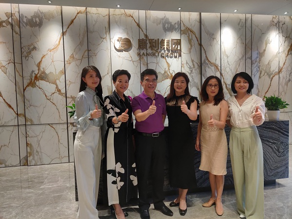 堅(jiān)定信心，破浪前行 --廣東高科技產(chǎn)業(yè)商會(huì)走進(jìn)康利城  7月14日，廣東省政協(xié)常委、廣東高科技產(chǎn)業(yè)商會(huì)會(huì)長(zhǎng)王理宗率隊(duì)來(lái)國(guó)際創(chuàng)新創(chuàng)意產(chǎn)城綜合體——康利城考察交流，康利集團(tuán)董事長(zhǎng)王翠霞、康利置地總經(jīng)理方志良接待了王會(huì)長(zhǎng)一行，雙方就企業(yè)的發(fā)展規(guī)律、經(jīng)驗(yàn)啟示、文化精神、核心價(jià)值及情懷擔(dān)當(dāng)?shù)冗M(jìn)行深入的探討。 在王翠霞董事長(zhǎng)的陪同下，王理宗會(huì)長(zhǎng)一行參觀了康利城。作為康利集團(tuán)在深圳打造的首個(gè)產(chǎn)城融合綜合體項(xiàng)目，康利城集企業(yè)總部辦公、科技研發(fā)基地、文化創(chuàng)意基地、時(shí)尚商業(yè)街區(qū)、高級(jí)人才寓所和高端商務(wù)酒店于一體的全能業(yè)態(tài)，給到訪者留下深刻的印象。綠樹掩映的優(yōu)美環(huán)境、別具一格的建筑設(shè)計(jì)、隨處可見的名貴大理石等，更是讓大家嘖嘖稱贊。 座談會(huì)上，雙方緊緊圍繞“堅(jiān)定信心、破浪前行”的主題展開交流。王翠霞董事長(zhǎng)向來(lái)賓們介紹到，康利集團(tuán)從1989年在深圳成立至今已31年，歷經(jīng)石材貿(mào)易起步，實(shí)業(yè)發(fā)展、創(chuàng)新突破、跨界轉(zhuǎn)型四個(gè)里程碑式的發(fā)展階段，現(xiàn)已發(fā)展成為集礦山開采、多品類石材生產(chǎn)加工、大型工程承接、進(jìn)出口貿(mào)易、物流研發(fā)、房地產(chǎn)開發(fā)、金融業(yè)、產(chǎn)業(yè)運(yùn)營(yíng)等為一體的多元化、跨地域發(fā)展的大型國(guó)際化企業(yè)集團(tuán)。 王董分享了自己三十幾年的創(chuàng)業(yè)經(jīng)驗(yàn)，表示，石材行業(yè)作為傳統(tǒng)的資源類企業(yè)，競(jìng)爭(zhēng)激烈，但康利每一步都堅(jiān)持“以質(zhì)取勝、以價(jià)取勝、以量取勝、以信取勝”的經(jīng)營(yíng)理念，不斷創(chuàng)新、敢為人先、勇于探索的奮斗精神，才能讓康利集團(tuán)在三十幾年的發(fā)展歷程中，不斷突破發(fā)展瓶頸、戰(zhàn)勝無(wú)數(shù)困難，實(shí)現(xiàn)穩(wěn)步前行。 會(huì)上，康利置地運(yùn)營(yíng)公司總經(jīng)理黃林益分享了康利城取得的發(fā)展成果，經(jīng)過(guò)不斷地努力，康利城已經(jīng)取得“深圳市投資推廣國(guó)際化重點(diǎn)園區(qū)”、“龍崗區(qū)科技創(chuàng)新產(chǎn)業(yè)園”、“龍崗區(qū)科技企業(yè)孵化器”、“龍崗區(qū)創(chuàng)新創(chuàng)業(yè)孵化基地”等資質(zhì)認(rèn)定，成為區(qū)域內(nèi)產(chǎn)城融合的園區(qū)典范。 在產(chǎn)業(yè)方面，康利城引進(jìn)了以速博精微、廣明科技、國(guó)質(zhì)信等為代表的國(guó)家高新技術(shù)企業(yè)，以升學(xué)教育、東成財(cái)智等為代表的教育培訓(xùn)企業(yè)，以安杰拉、靜靜七月、智音文化等具有實(shí)力的網(wǎng)紅直播企業(yè)，同時(shí)還有以工商銀行為代表的一些金融機(jī)構(gòu)，并獲得“深圳市人才創(chuàng)新創(chuàng)業(yè)一號(hào)股權(quán)投資基金—項(xiàng)目遴選基地”?？萍?、文創(chuàng)、金融三大產(chǎn)業(yè)融合發(fā)展的目標(biāo)已經(jīng)初見雛形，園區(qū)產(chǎn)業(yè)發(fā)展可以說(shuō)是漸入佳境。 在參觀、走訪及聽取康利集團(tuán)和康利城的介紹后，王會(huì)長(zhǎng)用“一面旗幟、一個(gè)經(jīng)典、一段傳奇”來(lái)概括康利集團(tuán)31年取得的成果。他表示，康利集團(tuán)31年的豐碩成果，是企業(yè)家膽、識(shí)、謀的完美結(jié)晶，是辨勢(shì)、順勢(shì)、造勢(shì)的卓越成就，是領(lǐng)導(dǎo)者+管理層+基層員工合作創(chuàng)造的優(yōu)秀作品。而王董順勢(shì)而為，準(zhǔn)確把握時(shí)代機(jī)遇，以柔弱女子之姿，打造大理石般堅(jiān)韌的事業(yè)之基，更能夠給社會(huì)帶來(lái)非常重要的啟示。 對(duì)于康利集團(tuán)未來(lái)的發(fā)展，王會(huì)長(zhǎng)也積極提出自己建議，他認(rèn)為加強(qiáng)科技融合，讓傳統(tǒng)石材變成新型材料，以及在地產(chǎn)領(lǐng)域打造能夠培養(yǎng)企業(yè)的具有真正附加值的平臺(tái)，是康利集團(tuán)未來(lái)值得深耕的兩個(gè)方向。 座談會(huì)結(jié)束，王會(huì)長(zhǎng)、王董、黃總還面向社會(huì)大眾開展了一場(chǎng)線上直播交流。王董介紹了面對(duì)疫情影響，康利集團(tuán)和康利城積極響應(yīng)黨中央號(hào)召，與園區(qū)企業(yè)、公司員工等齊心協(xié)力、共同抗疫。同時(shí)，面對(duì)突如其來(lái)的疫情，康利城在銷售和招商工作停滯的情況下，積極調(diào)整策略，推出了針對(duì)新入駐優(yōu)質(zhì)企業(yè)免租一年的重大舉措，不僅減少企業(yè)經(jīng)營(yíng)負(fù)擔(dān)，同時(shí)，也推動(dòng)康利城招商工作的順利進(jìn)行，上半年招商成果逆勢(shì)上揚(yáng)，提前完成全年招商目標(biāo)的70%。 王會(huì)長(zhǎng)就此發(fā)表自己的看法，他認(rèn)為一個(gè)決策背后不僅是企業(yè)家人格人品的反映，更是她們管理哲學(xué)和經(jīng)營(yíng)理念的投射。王董的決策，短期來(lái)看，是失去了利潤(rùn)，但長(zhǎng)期來(lái)看，卻贏得了人心，贏得了信任，這是金錢無(wú)法衡量的無(wú)形資產(chǎn)，這些資產(chǎn)和資源將帶來(lái)未來(lái)無(wú)限的增長(zhǎng)。 企業(yè)家是社會(huì)的價(jià)值創(chuàng)造者，企業(yè)家之間的碰撞，總能帶來(lái)智慧的火花。感謝王會(huì)長(zhǎng)的肯定和真誠(chéng)的建議，也讓我們更加堅(jiān)定，不斷創(chuàng)新、勇于求變是企業(yè)永遠(yuǎn)不可或缺的基因。康利城敞開大門，歡迎更多企業(yè)家們參觀、交流、加入，以責(zé)任與擔(dān)當(dāng)為基礎(chǔ)，懷揣理想和抱負(fù)，在紛繁復(fù)雜的外部環(huán)境下，與志同道合者一同，堅(jiān)定信心，破浪前行。